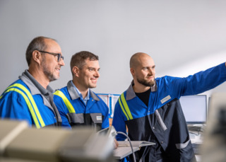 voestalpine Mitarbeiter in Arbeitskleidung